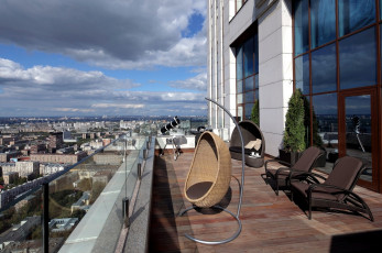 Картинка интерьер веранды террасы балконы город пол кресла балкон