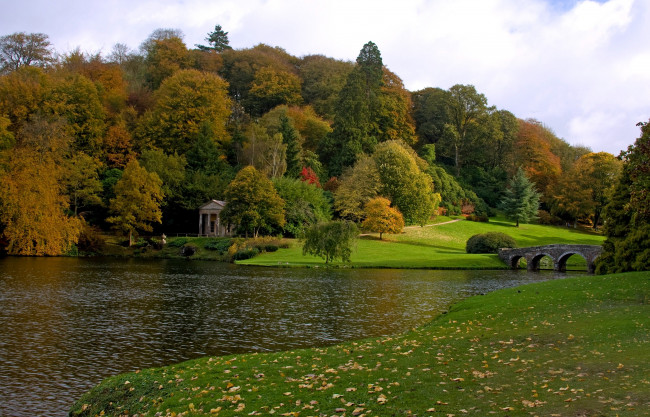 Обои картинки фото природа, реки, озера, деревья, мост, тропинка, беседка, вода, осень