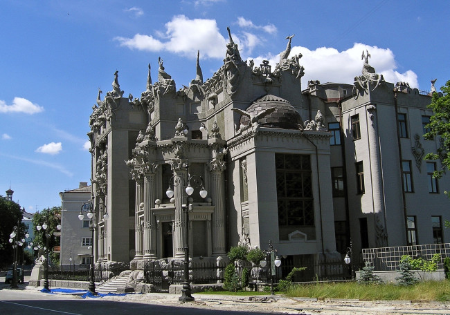 Обои картинки фото дом, химерами, киев, города, украина, фонари, скульптуры, серый, модерн