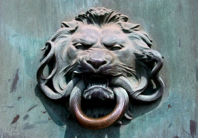 Обои картинки фото разное, ключи, замки, дверные, ручки, лев, змея