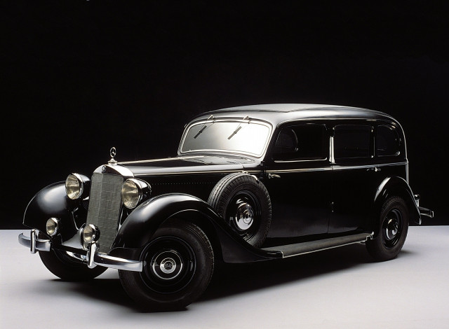 Обои картинки фото автомобили, классика, черная, стена, белый, пол, автомобиль