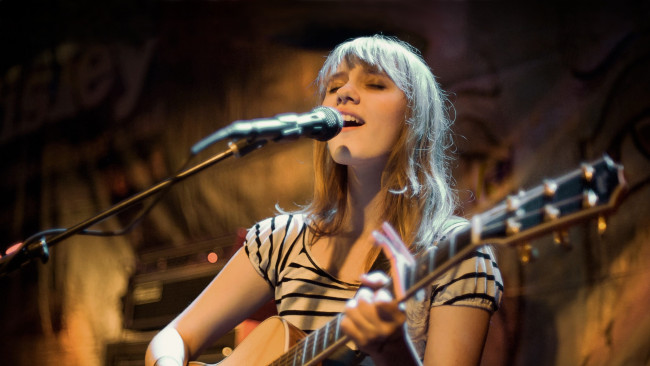 Обои картинки фото christie, dupree, from, merriment, музыка, другое, концерт, микрофон, гитара, девушка