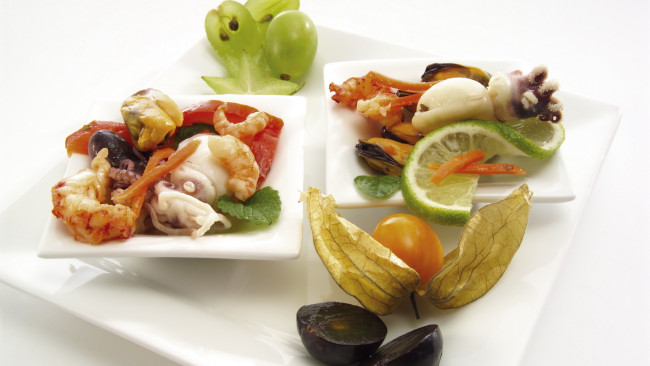 Обои картинки фото еда, рыбные, блюда, морепродуктами, физалис, виноград, морепродукты