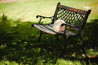 Картинка цветы букеты композиции газон букет скамейка