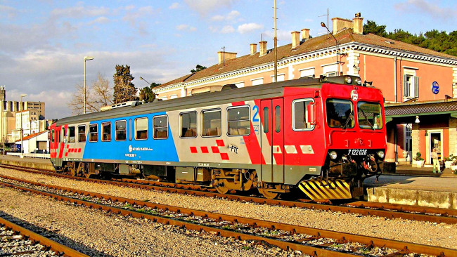 Обои картинки фото техника, электрички, перрон, станция, электропоезд