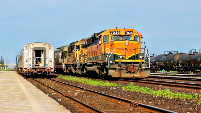 Обои картинки фото техника, локомотивы, рельсы, пути, станция, локомотив