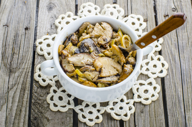 Обои картинки фото белые, грибы, тушеные, сметане, еда, грибные, блюда, горшочек