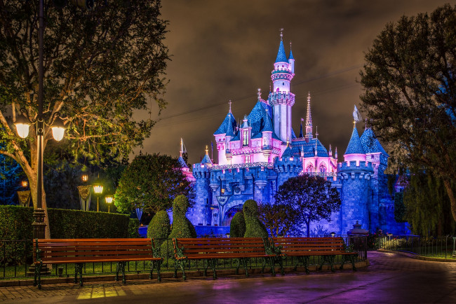 Обои картинки фото disneyland, anaheim, california, города, диснейленд, кусты, калифорния, фонари, анахайм, замок, спящей, красавицы, скамейки, sleeping, beauty, castle