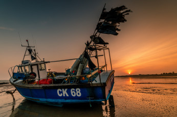 Картинка корабли баркасы+ +буксиры сумерки отлив океан