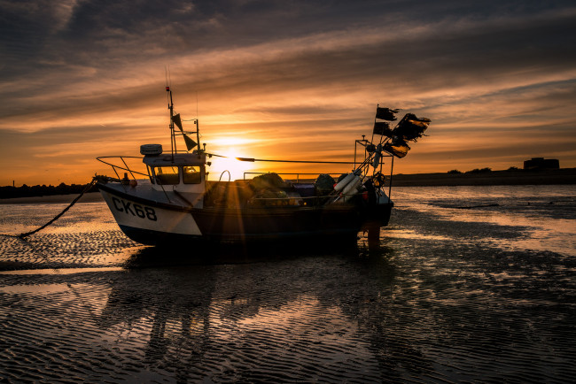 Обои картинки фото корабли, баркасы ,  буксиры, сумерки, отлив, океан