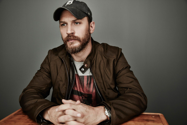Обои картинки фото tom hardy, мужчины, maarten, de, boer, фото, фон, борода, куртка, кепка, актер