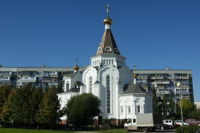 Обои картинки фото тольятти,  храм во имя святого благоверного князя александра невског, города, - православные церкви,  монастыри, машины, дом, деревья, фонарь, трава, небо, храм