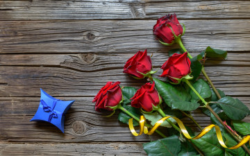 Картинка цветы розы red коробка gifts доски roses подарок красные