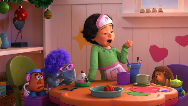 Обои картинки фото мультфильмы, toy story that time forgot, сердце, чашка, стол, игрушка, девочка