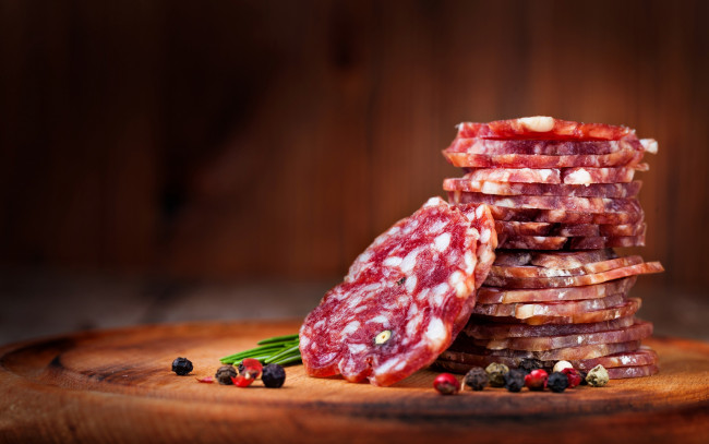 Обои картинки фото еда, колбасные изделия, sausage, специи, spices, колбаса