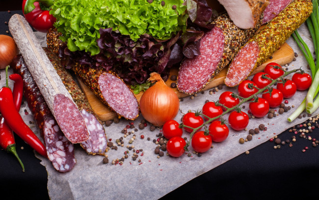 Обои картинки фото еда, колбасные изделия, sausage, tomatoes, спнции, салат, колбаса, лук, vegetables, meat, помидоры, перец, доска, овощи