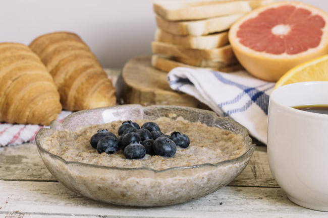 Обои картинки фото еда, мюсли,  хлопья, кофе, хлеб, черника, хлопья, завтрак, круассан