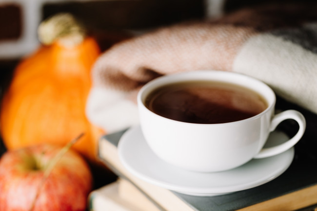 Обои картинки фото еда, напитки,  Чай, книги, яблоко, чай, напиток