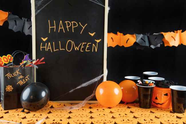 Обои картинки фото праздничные, хэллоуин, стаканы, мармелад, праздник, свечи, пауки, шар, тыква, гирлянда