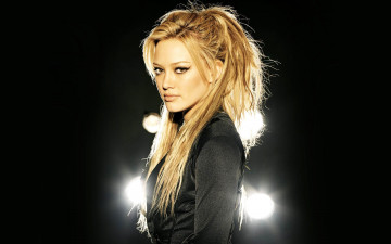 Картинка девушки hilary+duff блондинка блузка огни