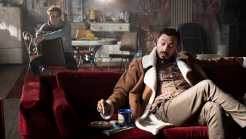 Картинка кино+фильмы die+in+a+gunfight мужчины диван комната