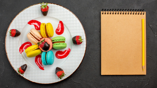 Обои картинки фото еда, макаруны, печенье, лакомство, блокнот