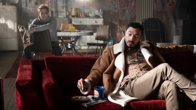 Обои картинки фото кино фильмы, die in a gunfight, мужчины, диван, комната