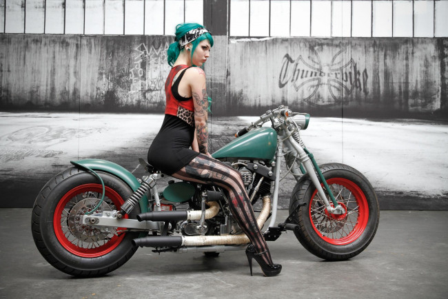 Обои картинки фото мотоциклы, мото с девушкой, девушка, красивая, супер, секси, няша, нежная, классная, модница, лапочка, мадам