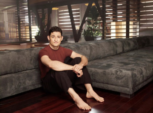 Картинка кино+фильмы dollhouse парень диван пол