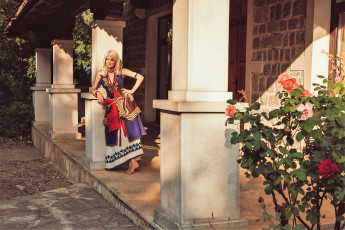 обоя девушки, софия летяго , sophie katssby, костюм, образ, дом, колонны, розы