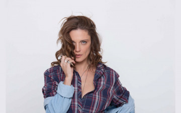 Картинка девушки teodora+duhovnikova актриса шатенка рубашка