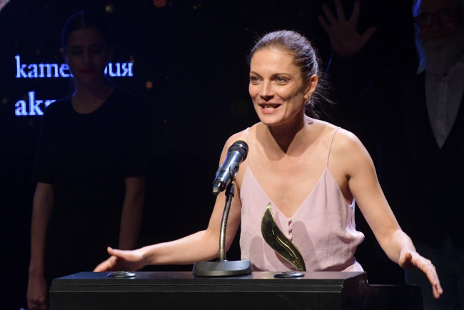 Обои картинки фото девушки, teodora duhovnikova, актриса, микрофон, награда