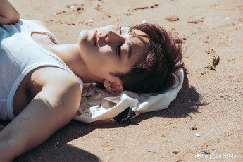 Картинка мужчины hou+ming+hao актер лицо майка песок