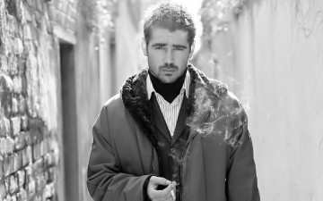 обоя мужчины, colin farrell, актер, пальто, сигарета, дым, улица