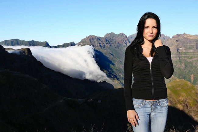 Обои картинки фото девушки, sapphira ahe , evinka purgatova, брюнетка, кофта, джинсы, горы