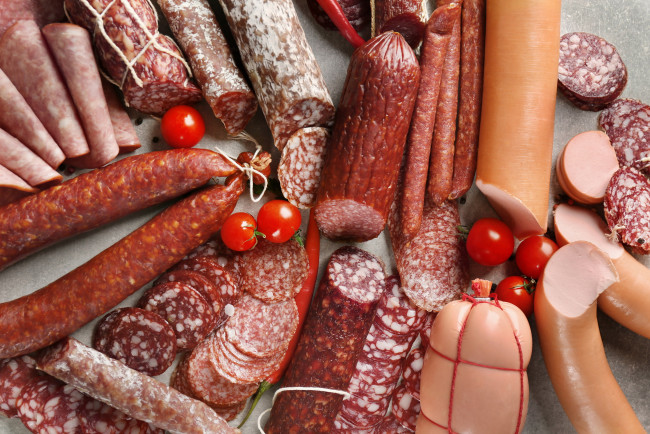 Обои картинки фото еда, колбасные изделия, помидоры, черри, колбаса, копченая, вареная, ассорти