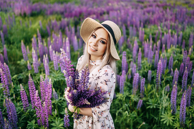 Обои картинки фото девушка - girl, девушки, - блондинки,  светловолосые, девушка, женщина, блондинка, светловолосая, сексуальная, модель, звезда, позирует, разная, обувь, верхняя, стильная, одежда, нижнее, эротическое, бельё, трусы, лифчик, колготки, чулки, аксессуары, макияж, и, множество, элементов, на, фотографии