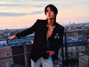 обоя мужчины, wang yi bo, актер, пиджак, джинсы, украшения, ограда, город, панорама