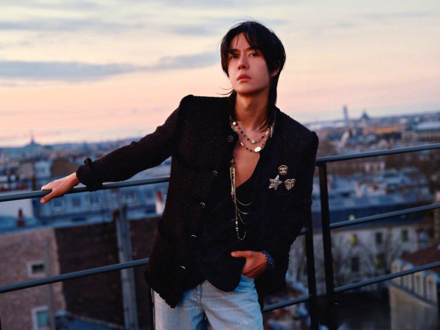 Обои картинки фото мужчины, wang yi bo, актер, пиджак, джинсы, украшения, ограда, город, панорама