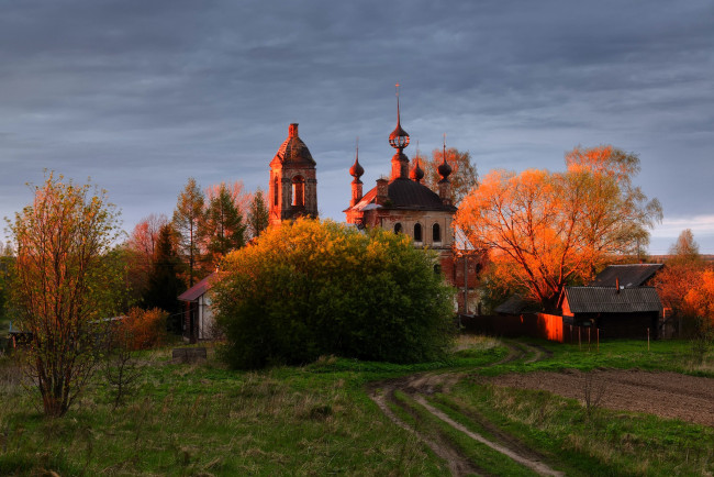 Обои картинки фото города, - православные церкви,  монастыри, деревья, кусты, осень, дорога, монастырь