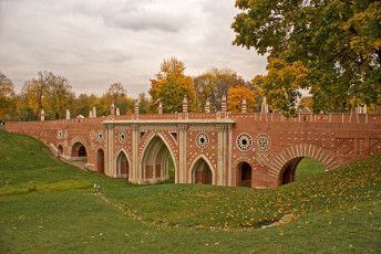 Картинка города мосты желтые листья трава тучи деревья овраг