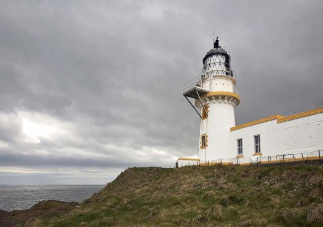 Обои картинки фото природа, маяки, небо, трава, берег, море