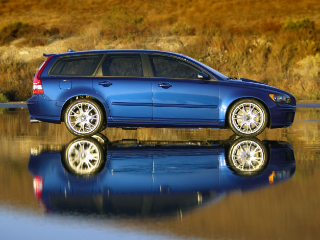 Обои картинки фото volvo, v50, sv, concept, `2004, автомобили, отражение, концепт