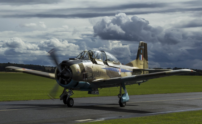 Обои картинки фото авиация, лёгкие, одномоторные, самолёты, аэродром, полоса, спарка, взлет, самолет