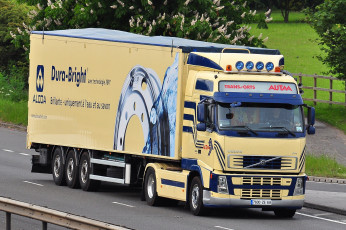 Картинка автомобили volvo+trucks+ выставка улица тяжелый грузовик седельный тягач