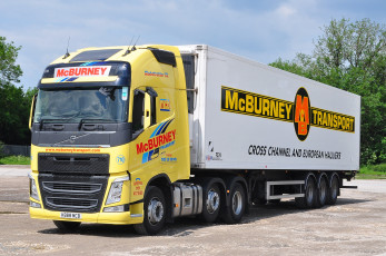 Картинка автомобили volvo+trucks+ выставка улица тяжелый грузовик седельный тягач