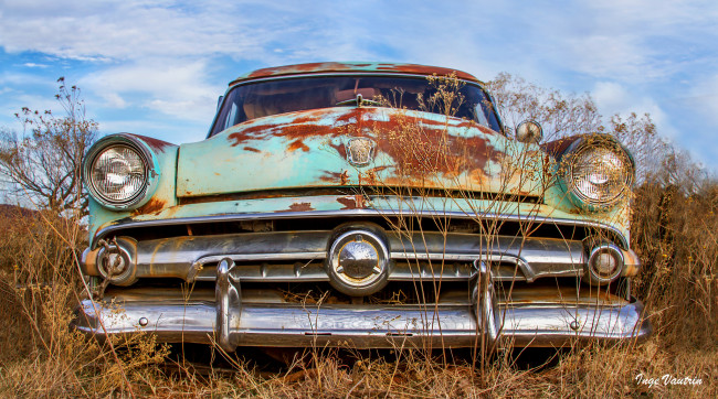 Обои картинки фото автомобили, выставки и уличные фото, автомобиль, ржавчина, небо, трава, поле
