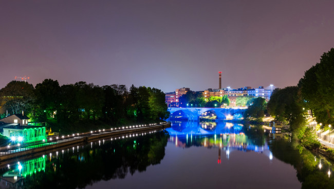 Обои картинки фото турин италия, города, турин , италия, турин, деревья, мост, огни, italy, turin, ночь, река, дома