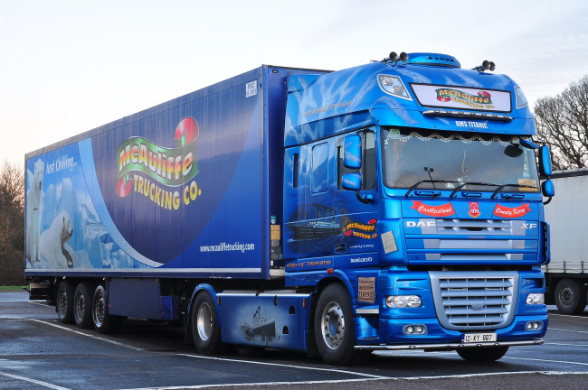 Обои картинки фото автомобили, daf , выставка, улица, тяжелый, грузовик, седельный, тягач