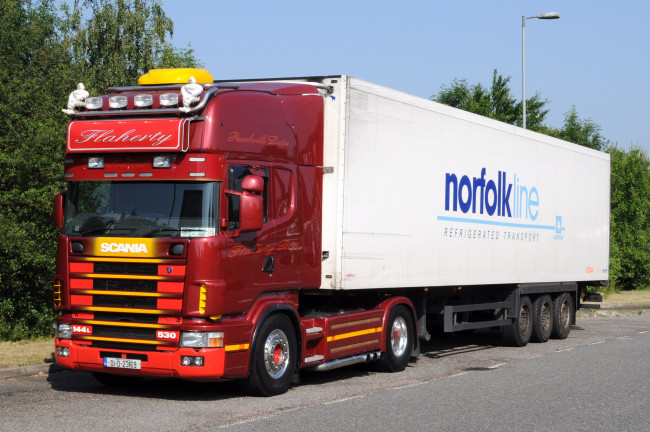 Обои картинки фото автомобили, scania , выставка, улица, тяжелый, грузовик, седельный, тягач